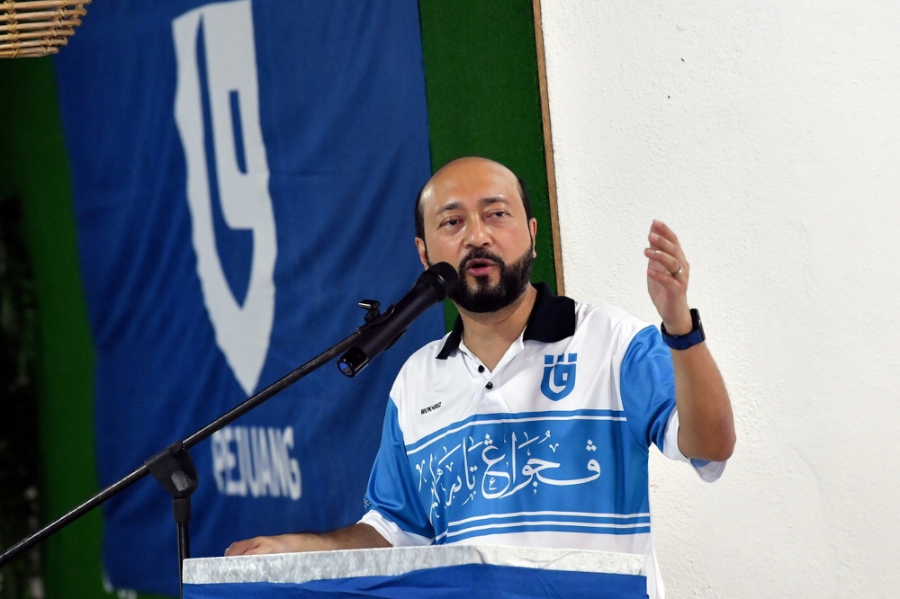 Parti Pejuang president Datuk Seri Mukhriz Mahathir speaks during a Johor state election campaign in Simpang Renggam, February 25, 2022. — Bernama  pic