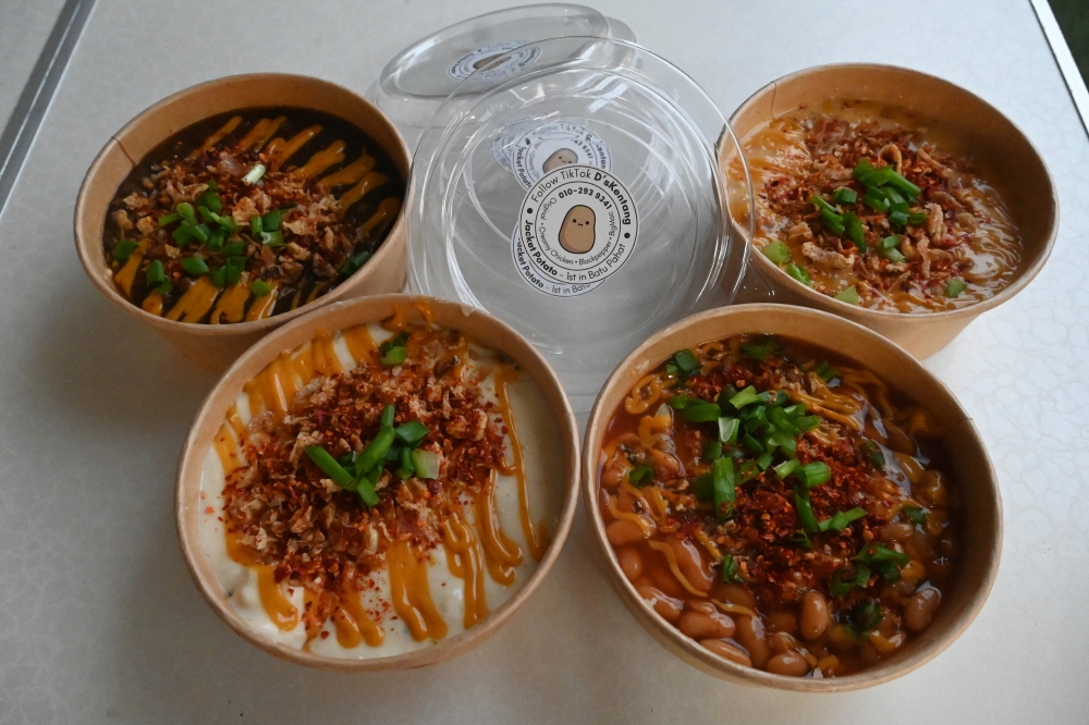 Four types of jacket potato toppings — Original Classic (baked beans), Creamy Chicken, Black Pepper Beef, and Big Mac Beef — are offered at D’s Kentang in Taman Perdana, a business run by 23-year-old Danish Ekmal Edham. — Bernama pic