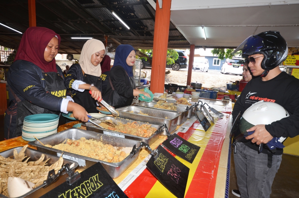 Terengganu seafood fritters eatery keeps wood-fired tradition alive after three decades
