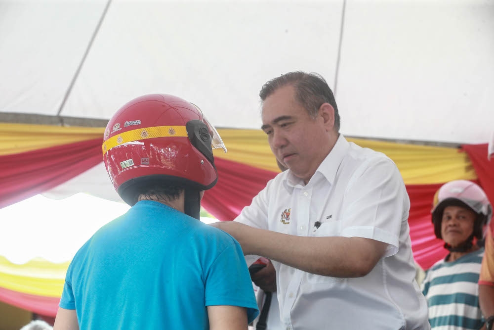 Transport Minister Anthony Loke who is also Seremban MP and Chenah incumbent addresses Nilai folks and their concerns for road safety. — Picture by Sayuti Zainudin 