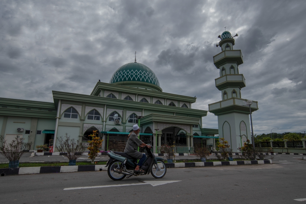 MetMalaysia director-general Mohd Hisham Mohd Anip said the recent afternoon thunderstorms are temporary and were caused by shifting wind patterns and higher atmospheric moisture, rather than an unusual change in the Southwest Monsoon. — Bernama pic