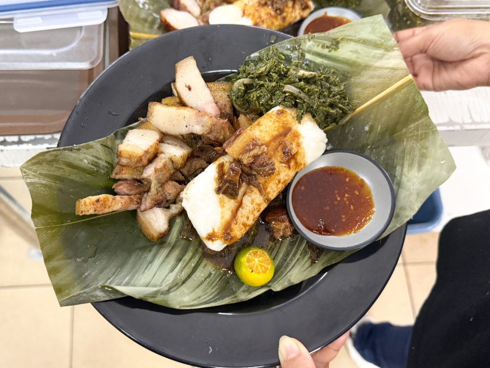 Switch up your set meal to include ‘nuba laya’, a traditional Kelabit dish where mashed cooked rice is wrapped in an isip leaf. — Picture by Lee Khang Yi