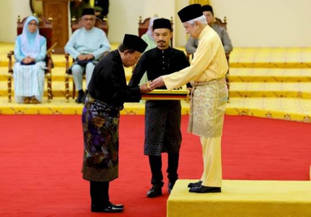 Yang di-Pertuan Besar of Negeri Sembilan Tuanku Muhriz Tuanku Munawir (right) presents the letter of appointment to Menteri Besar Datuk Ismail Lasim during the appointment and swearing-in ceremony at the Balairong Seri, Istana Besar Seri Menanti. — Bernama pic