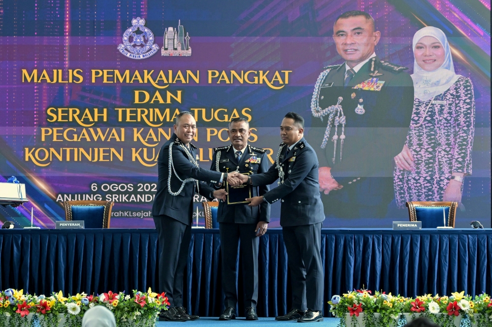Kuala Lumpur police chief Datuk Fadil Marsus (centre) witnesses the handover of duties as Sentul district police chief from ACP Basri Sagoni (left) to Supt Jasni Zolpa at the Kuala Lumpur police headquarters, August 6, 2026. — Bernama pic