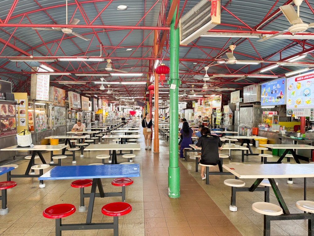 This food court is more popular at night than during the day, as it's not as hot once the sun sets. — Picture by Lee Khang Yi