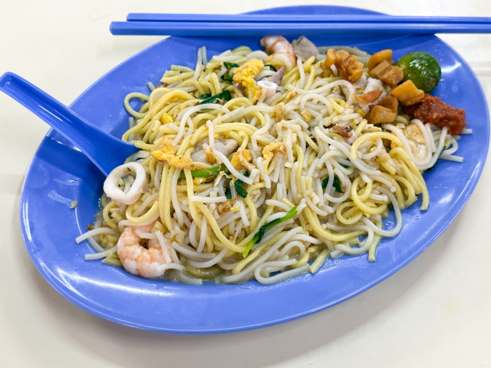 Singapore Fried Prawn Noodle is their version of Hokkien Mee, featuring a prawn broth that is stir fried with seafood and topped with crunchy lard fritters plus a spicy 'sambal'. — Picture by Lee Khang Yi