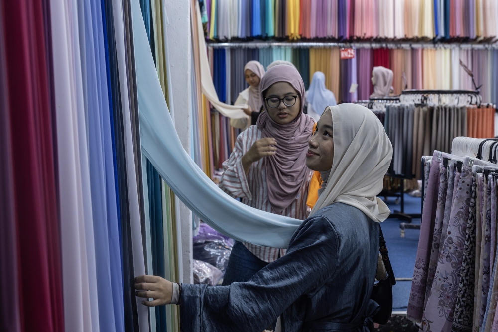 Every small business begins with hope. For some, it is the hope of earning a better income. For others, entrepreneurship is a way to support a family, escape unemployment or build a future beyond salaried work. — Bernama pic