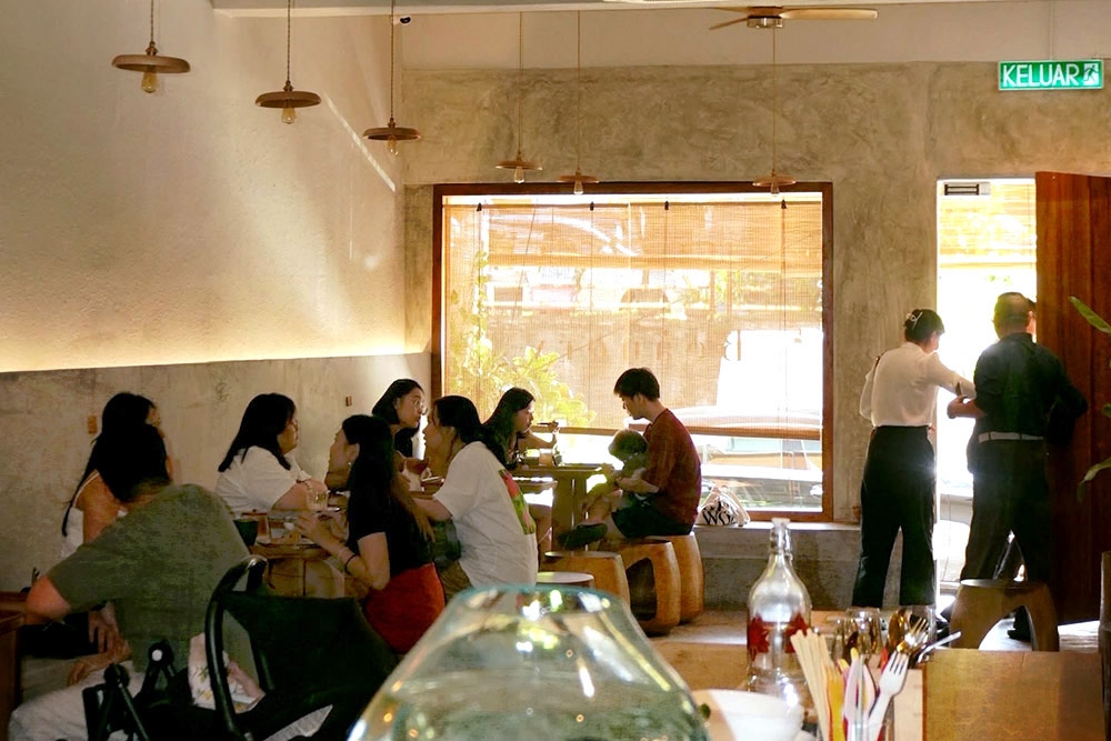 Many regulars come from the surrounding neighbourhood; Lee notes, 'The Cheras community is incredibly loyal'. 
