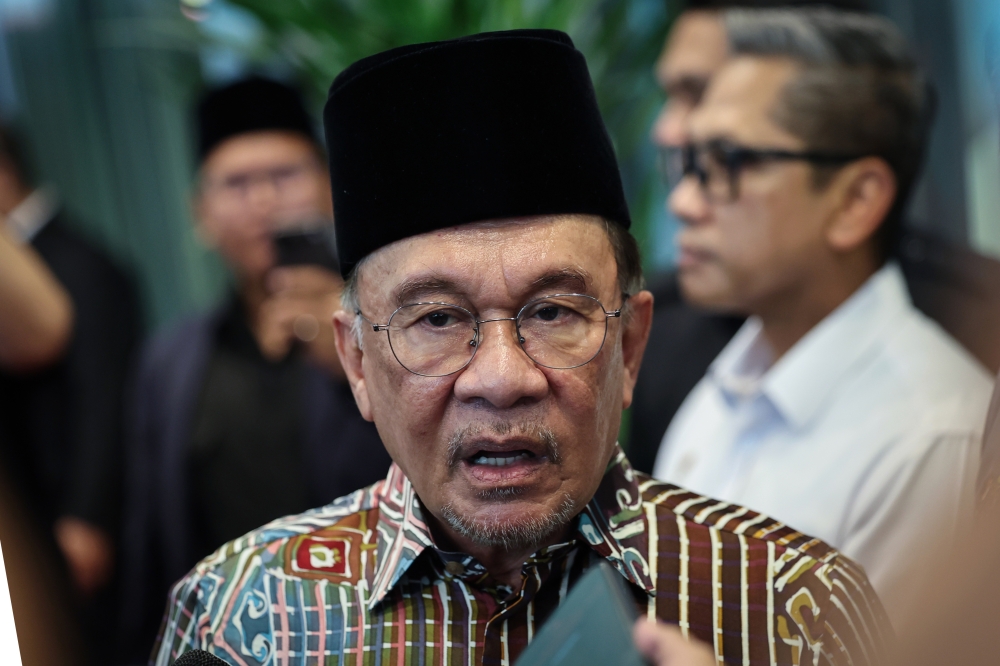 The author argues that Prime Minister Datuk Seri Anwar Ibrahim must broaden his economic focus beyond the poorest Malaysians before middle-class frustration fuels deeper political polarisation. — Bernama pic