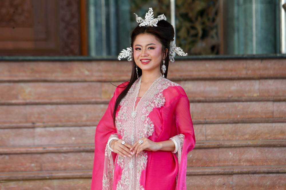 Despite Mansur & Liu marking her first time acting, newcomer Melinda Dadew came from a classical music background. — Picture by Choo Choy May