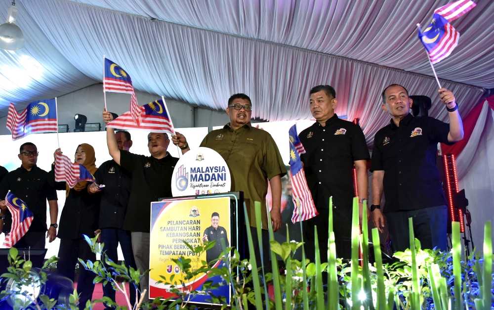 Melaka Chief Minister Datuk Seri Ab Rauf Yusoh (third from right) waves the Jalur Gemilang after officiating the launch of the 2026 Melaka Local Authorities (PBT) Premier Gathering at the grounds of Hang Jebat Stadium in Melaka, August 6, 2026. — Bernama pic 