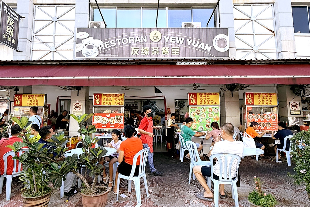 Busy morning breakfast crowd. — Picture by CK Lim