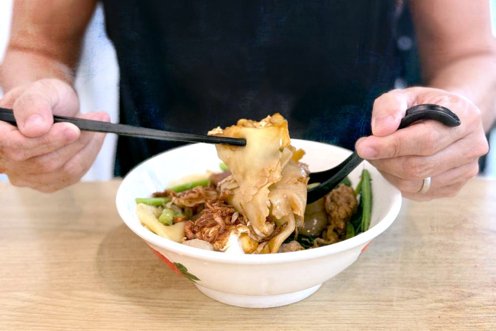 Mix the dark soy sauce and the fiery ‘sambal’ well. — Picture by CK Lim