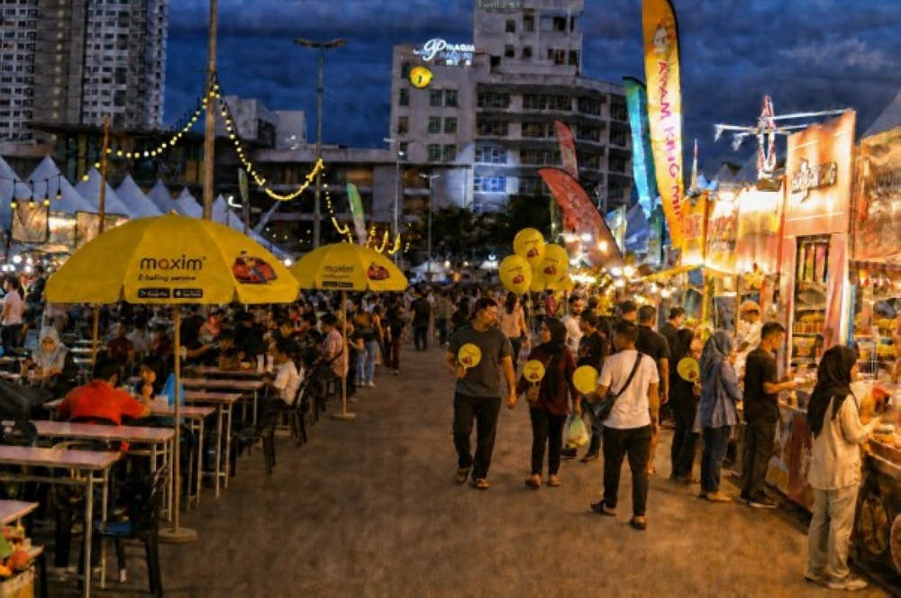 Food vendor Salleh Bakhri’s stall received a new menu book, signboard and banner through Maxim Malaysia’s support programme. — Picture courtesy of Maxim Malaysia