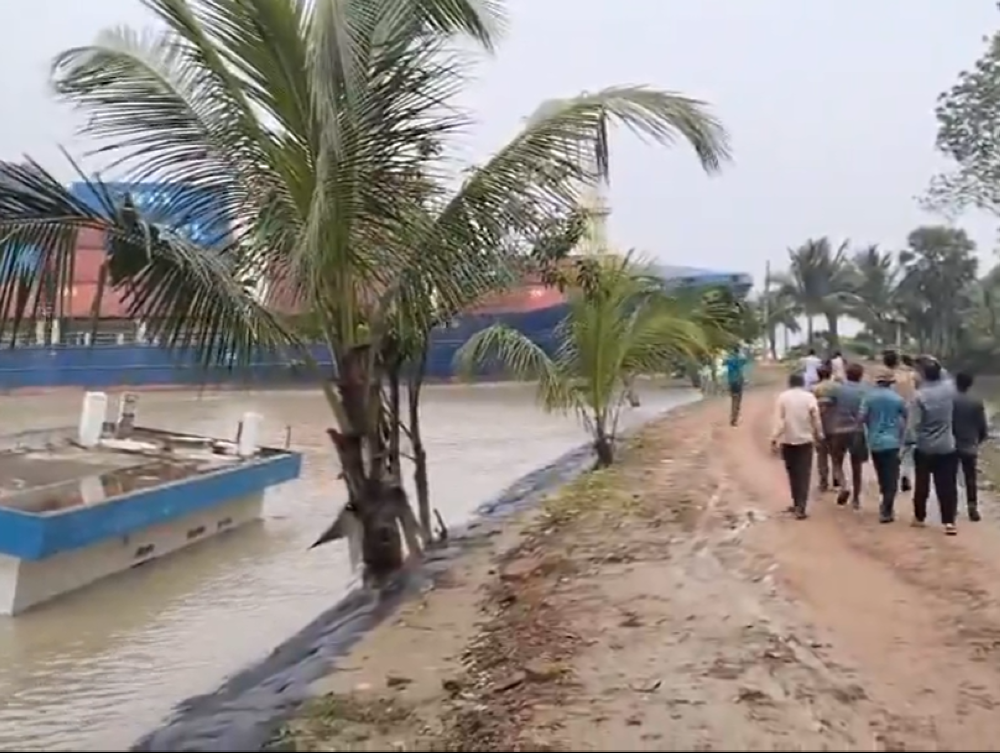Singapore‑flagged ship crashes into riverbank near Kolkata, disaster narrowly averted