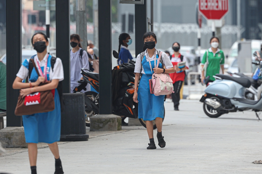 N95 masks are designed to filter out at least 95 per cent of airborne particles. — Bernama pic