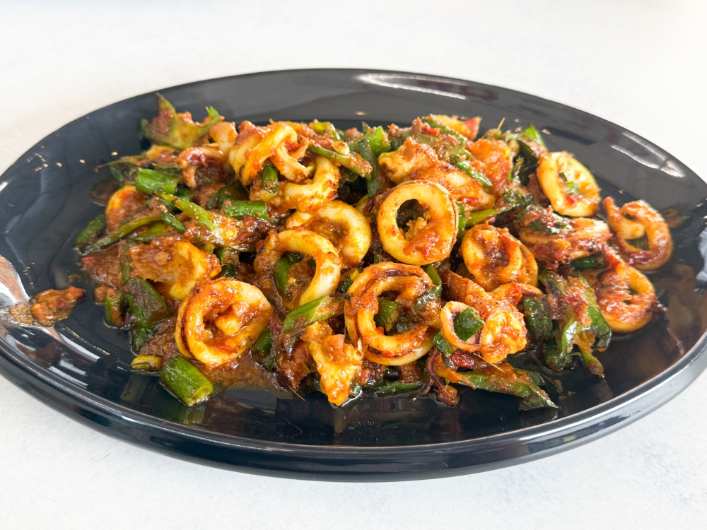 Grilled 'sotong' tests the master griller's skills and this one passed with flying colours, yielding a bouncy yet tender texture. 