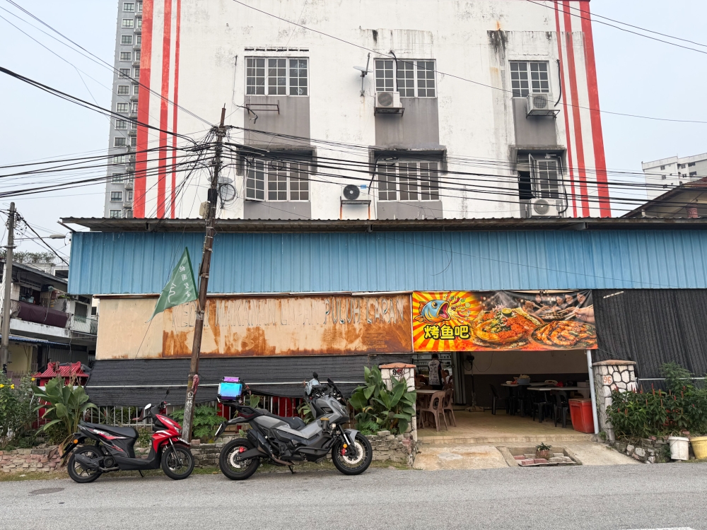 A banner on the side of the coffee shop is the only landmark for this stall in Seri Setia. 