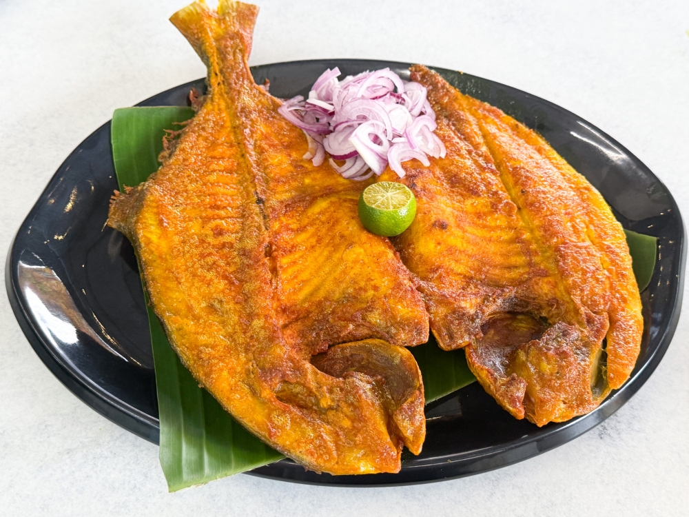 Dry roasted fish cooked over a charcoal fire isn't usually offered and this one uses golden pomfret with a turmeric powder marinade. 