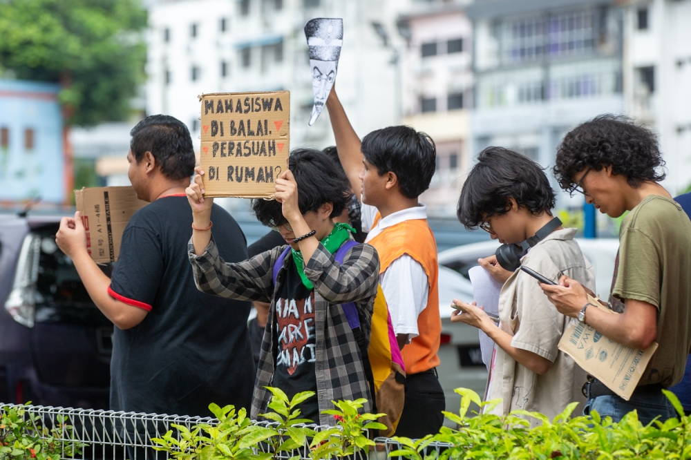 Students protest against the arrest of activists in Kuala Lumpur on February 2, 2025. — Picture by Raymond Manuel