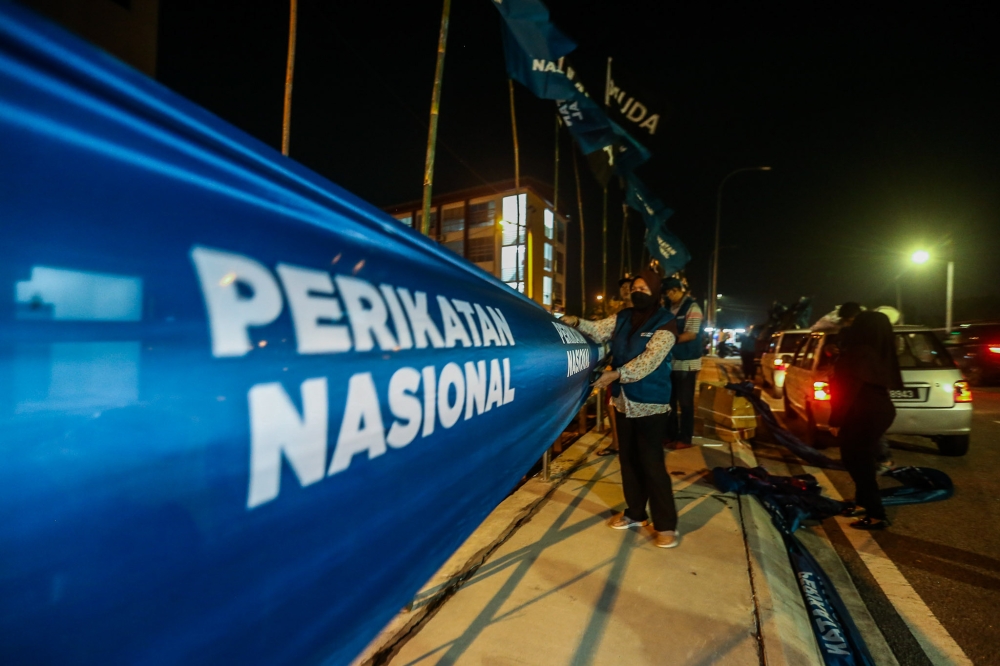 Perikatan Nasional machinery installs flags ahead of the 15th Johor state election in Larkin, Feb 28, 2022. — Picture by Hari Anggara