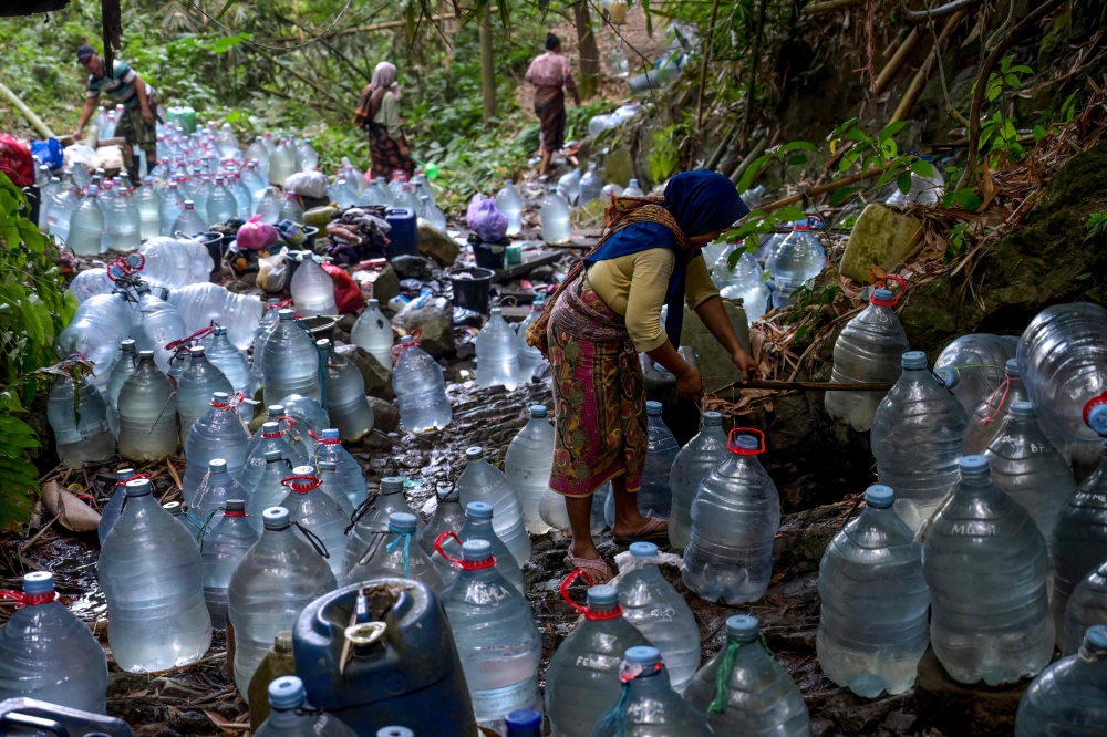 Villagers collect spring water in Cilegon, Banten, July 17, 2026, as El Nino‑driven drought leaves homes without groundwater and threatens Indonesia’s food security