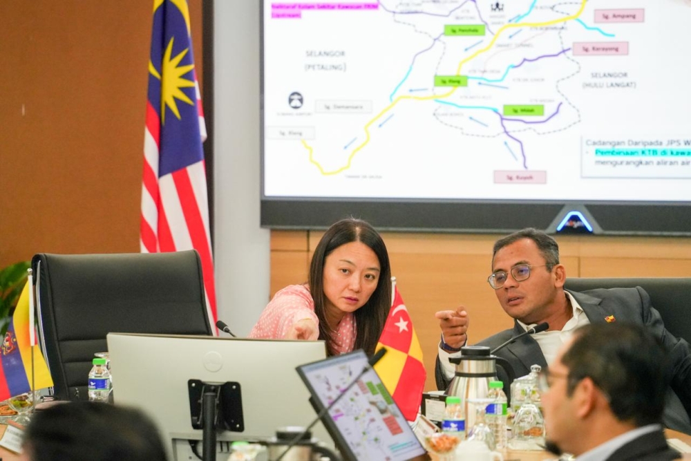 Federal Territories Minister Hannah Yeoh (left) and Selangor Menteri Besar Datuk Seri Amirudin discuss how to end the Klang Valley’s flood problems in a joint meeting. — Picture courtesy of the Selangor Menteri Besar’s Office and Federal Territories Ministry