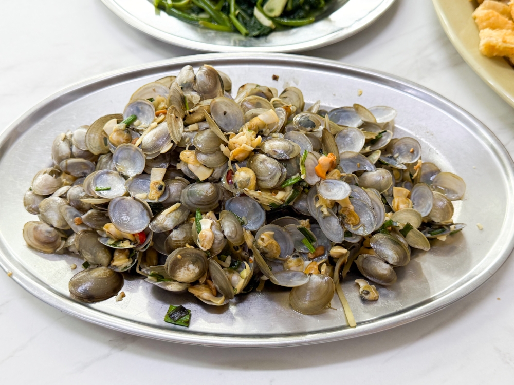 Tiny mini clams with their delicate paper-like shells are a real treat stir-fried with garlic, spring onions and sliced chilli. 