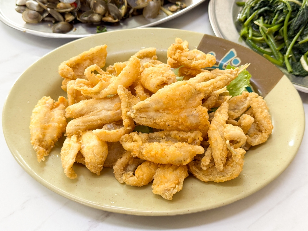 The menu includes the unusual silver silago fillet, or what we call 'ikan bulus,' which has fine flesh and is served deep-fried in a light, crispy batter. 