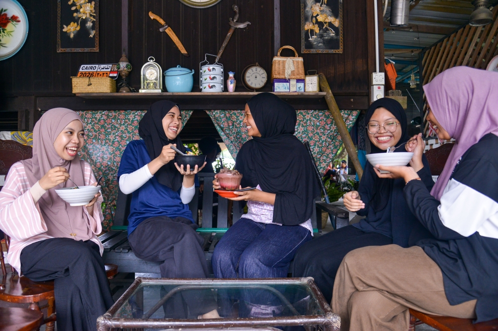 Visitors sampled a variety of food menus at Warung Cendol Wak Paad while enjoying the atmosphere of their hometown. — Bernama pic