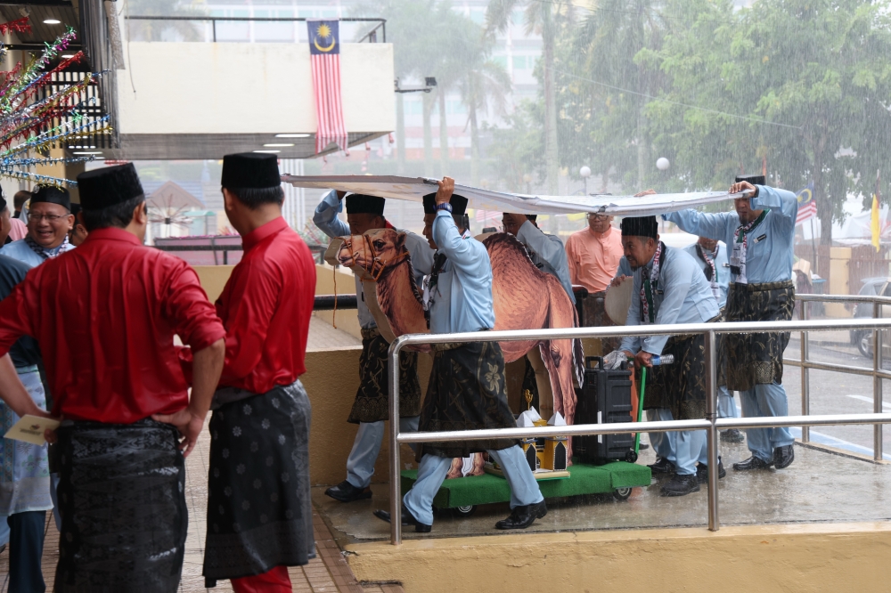 Heavy rain drenches the Seremban City Council field, the main venue for Negeri Sembilan’s Maulidur Rasul procession today. — Bernama pic