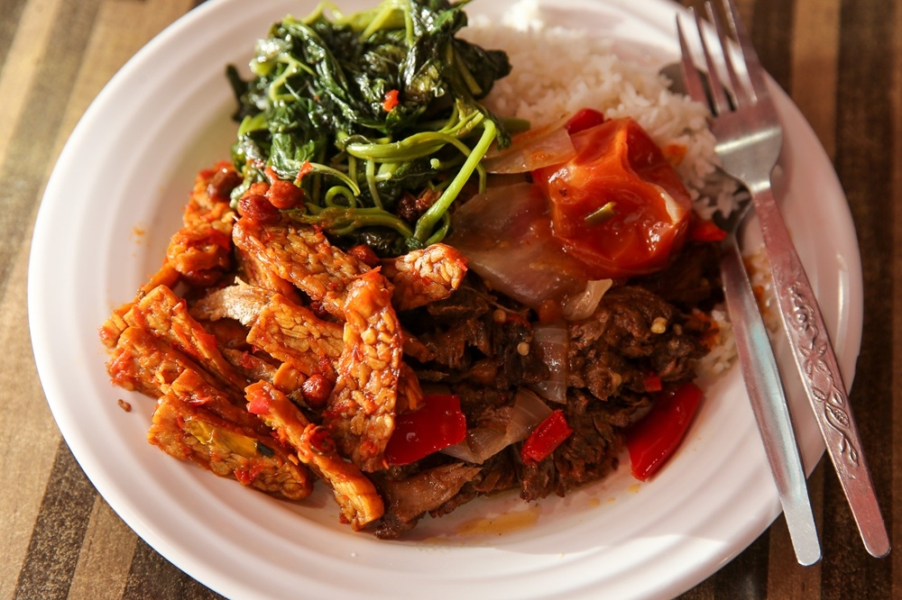 Relish your last plate of Nasi Padang with ‘dendeng’, ‘tempeh’ with crunchy ‘ikan bilis’ and fried spinach before the restaurant closes. — Picture by Choo Choy May
