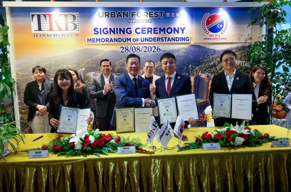 Perak Tourism, Industry, Investment and Corridor Development Committee chairman Loh Sze Yee (back) witnesses a document exchange between TKB group executive chairman Datuk Lee Seng Hee (second left) and MCRA president Gao Haoyun (second right) during a signing ceremony in Ipoh on August 28, 2026. — Bernama pic