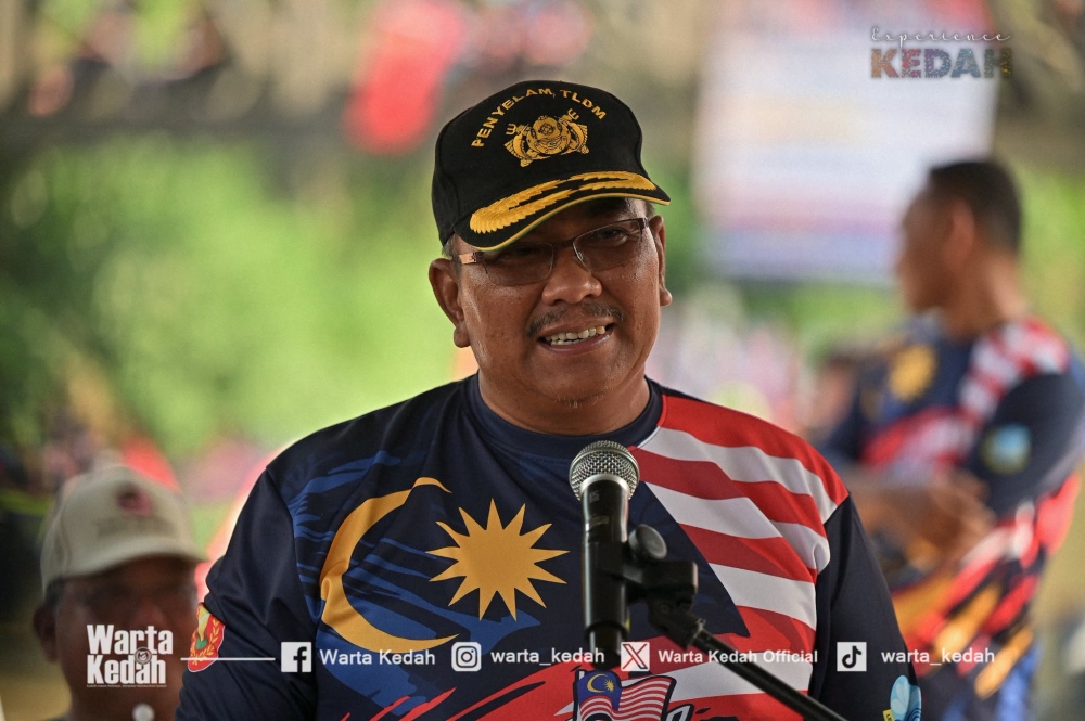 Printer apologises, says last-minute order led to incorrect Jalur Gemilang star worn by Kedah MB