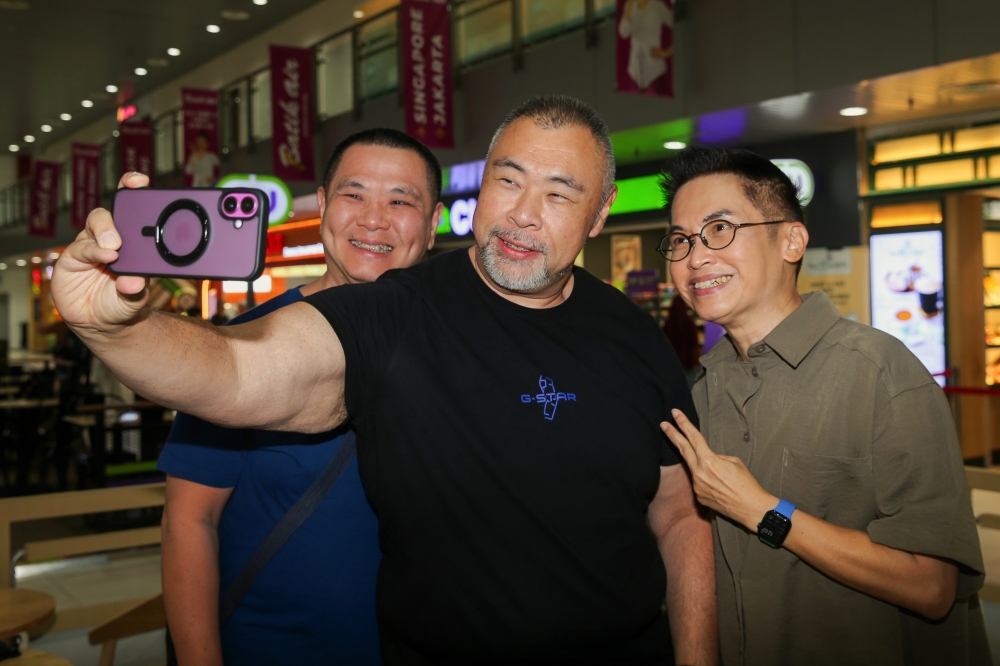 Yeoh’s shows have made him a household name both in and outside Malaysia, as these two fans from Hong Kong demonstrated. — Picture by Choo Choy May