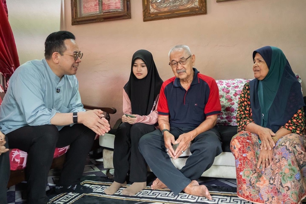After obtaining Nabila and her family’s consent, they enrolled her at the college, where she is scheduled to begin her studies next week. — Picture via Facebook/Steven Sim Chee Keong 沈志强