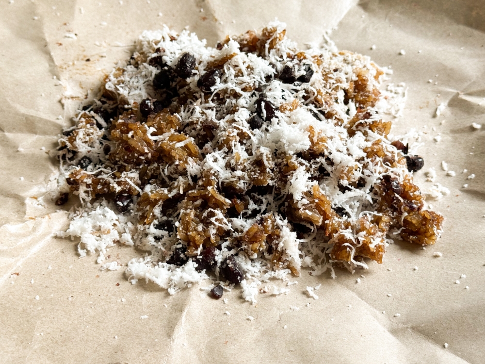 Do not miss out their splendid Pulut Pagi, a glorious combination of sticky rice with ‘gula Melaka’, grated coconut and red beans. — Picture by Lee Khang Yi