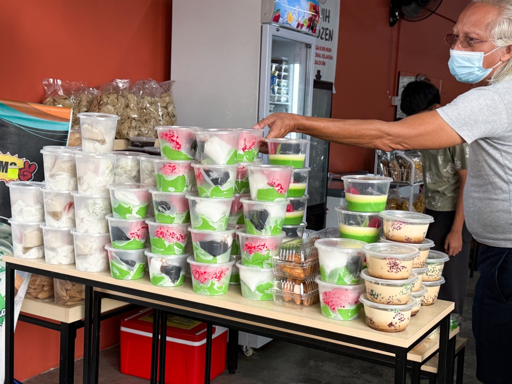 Various sweet treats like ‘lompat tikam’, sago ‘gula Melaka’ and more at the counter. — Picture by Lee Khang Yi