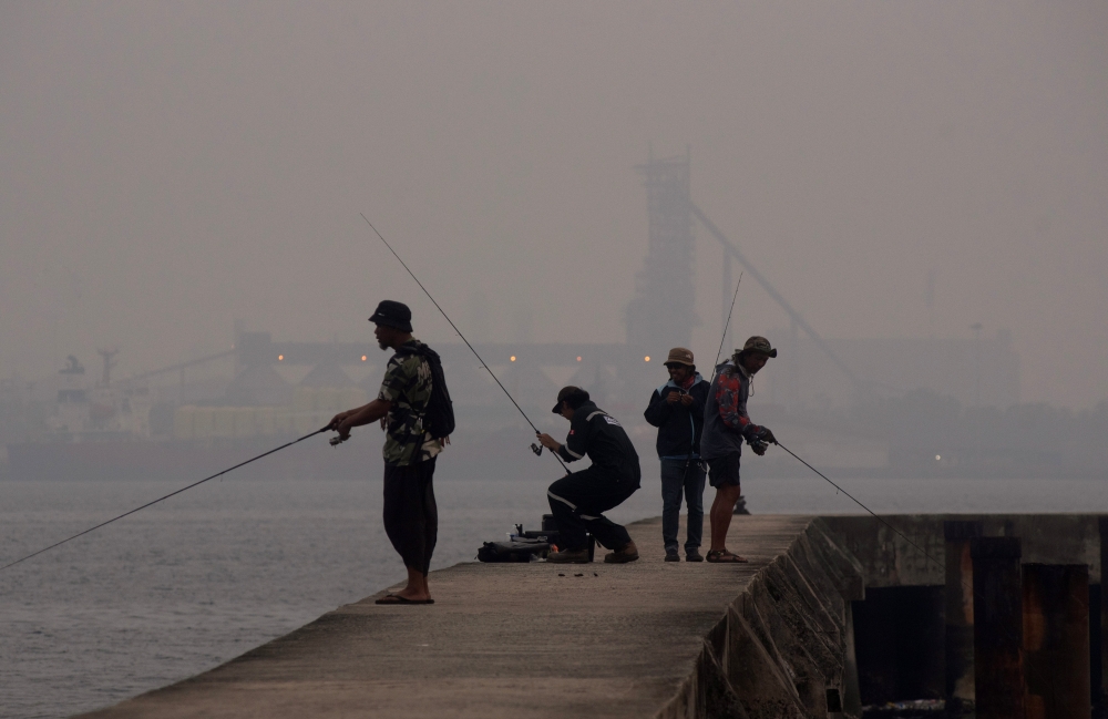 Sarawak haze crisis: Kuching API hits 407, six areas in hazardous zone