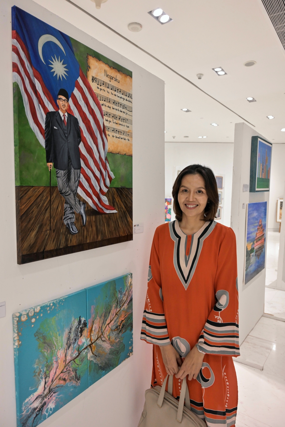 Shasharizah Mohd Said with her portrait of Tunku Abdul Rahman. — Bernama pic