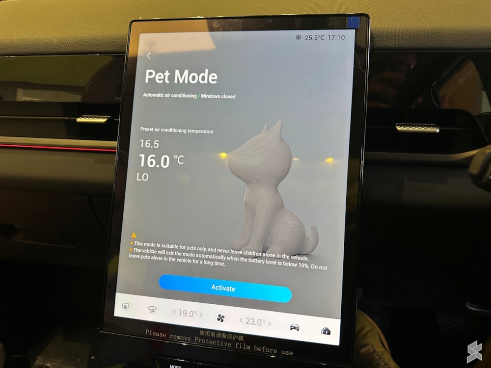 The Jaecoo J5 EV perks include a massive 13.2-inch infotainment display, cooled front seats, and pet-friendly leather upholstery. — SoyaCincau pic