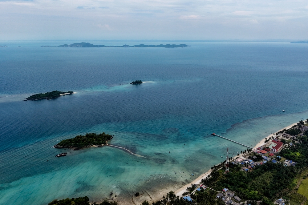 The scenic surroundings and crystal-clear waters of Pulau Tinggi attract tourists to Mersing, supporting the island community’s economy through tourism. — Bernama pic