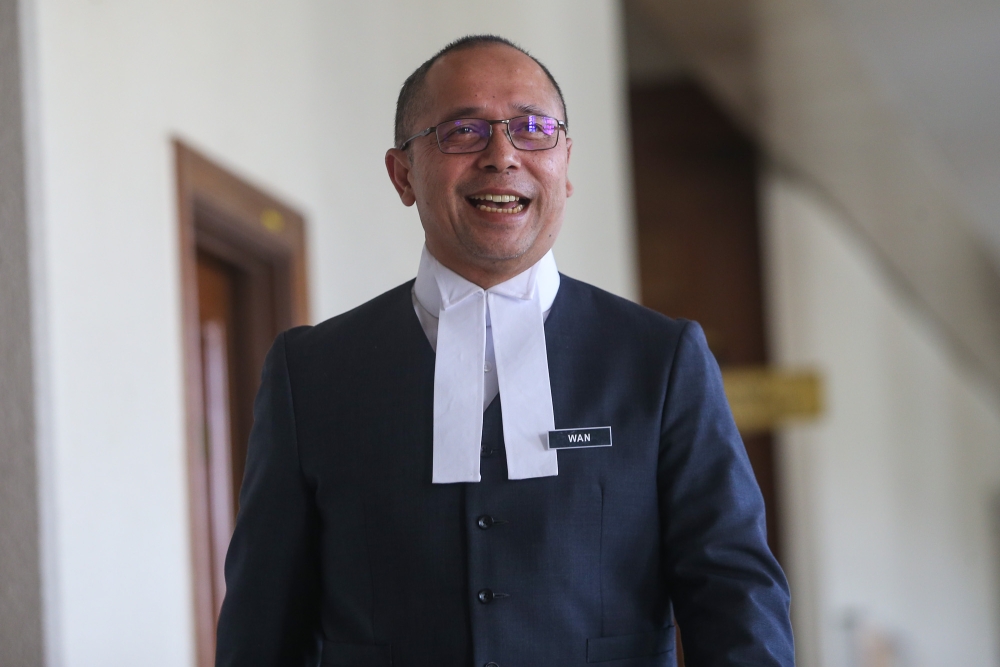 Lead prosecutor Datuk Wan Shaharuddin Wan Ladin (pictured) questioned Azman Yusoff over why he did not lodge a police report against Muhyiddin. — File picture by Firdaus Latif