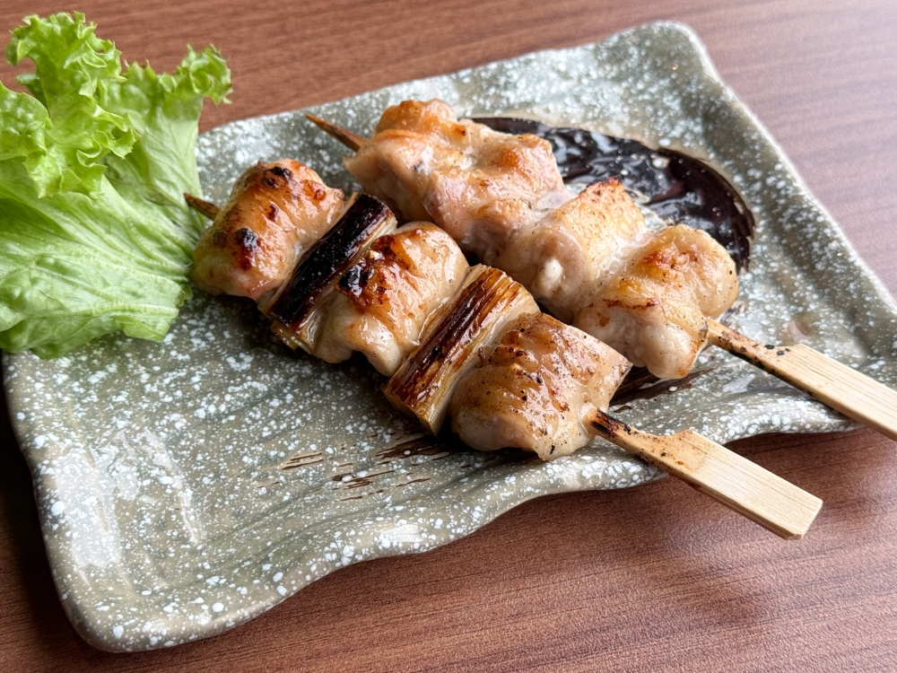 Negima Skewer is brushed with their 'tare' and the Momo Skewer is sprinkled with salt. 