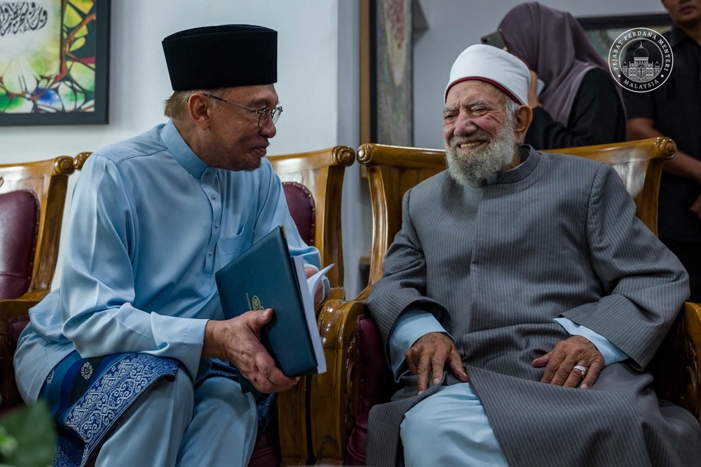 Anwar visits Egyptian scholar Sheikh Abdul Aziz, who urges preservation of Islamic classical heritage