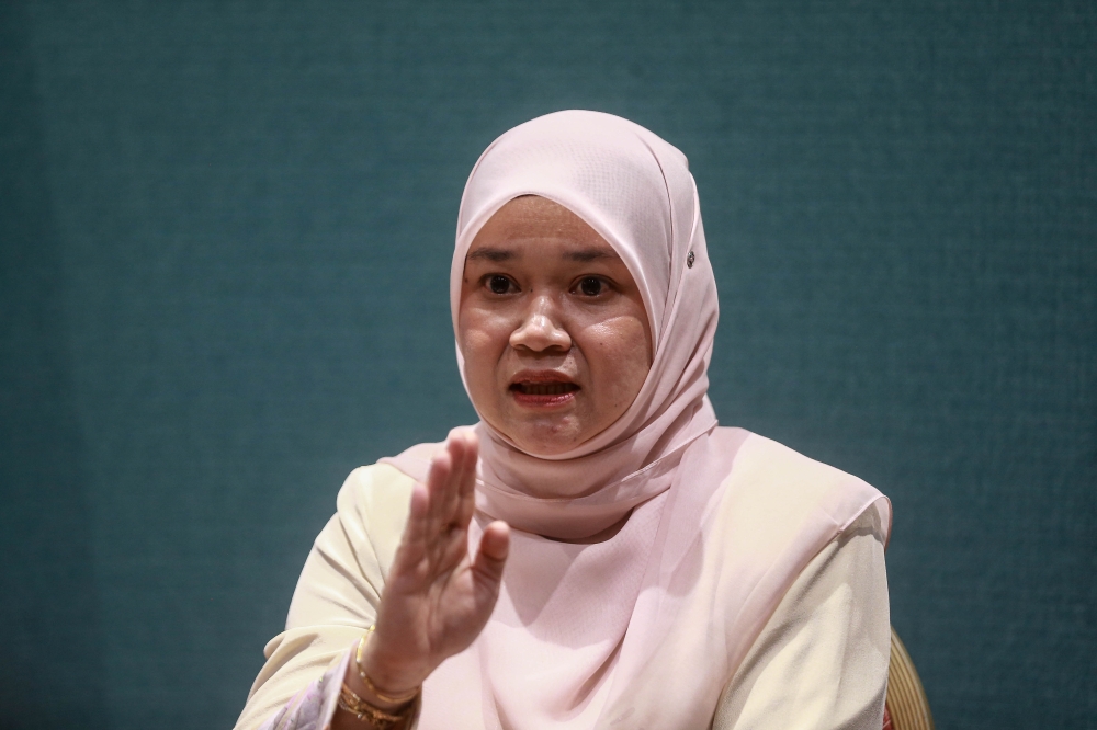 Fadhlina calls on parents and schools to follow official haze updates as Sarawak shuts 647 schools
