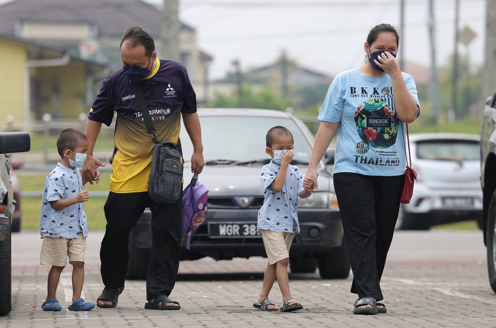 Serian town unusually quiet amid thick haze and emergency declaration