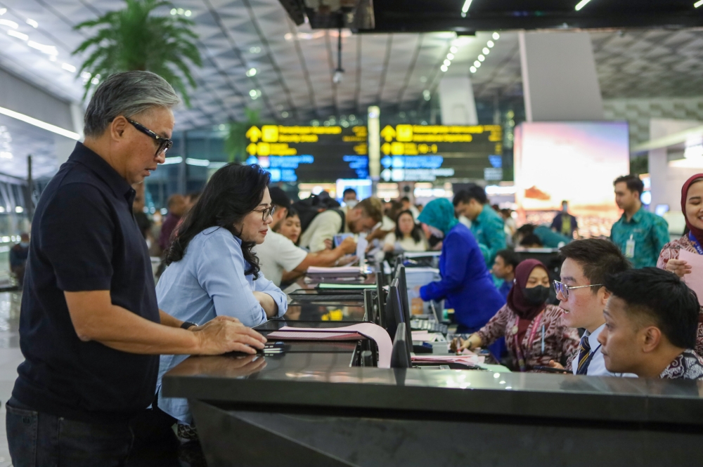 Malaysian newlyweds’ Bali high turns into five-day airport nightmare, no thanks to Anak Krakatau ash cloud