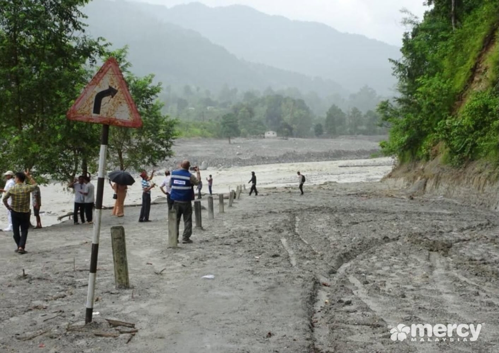 Mercy Malaysia’s Rapid Assessment Team assesses the extent of the flood devastation and health needs in Trishuli Dhunge Bazar, Bidur, as relief efforts continue in Nepal. — Picture from Facebook/MERCY Malaysia 
