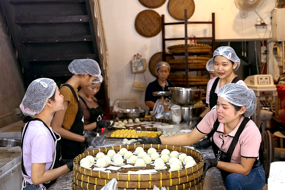 Workers making fresh buns and dumplings in Songwat, Bangkok. — Picture by CK Lim